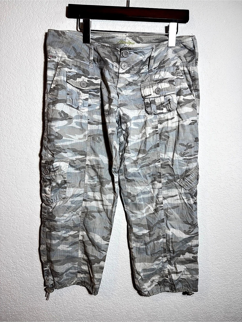 Y2K cargo capris younique Camo Size 9